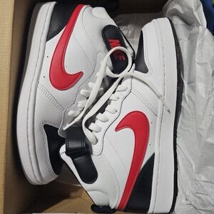 Nike court borough mid